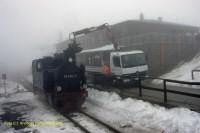 Lok 99&nbsp;6102 wird im Bf Brocken nochmals bekohlt.