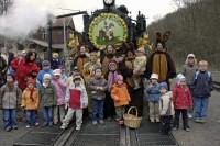 Fototermin mit Osterhasen vor dem "Fiffi"