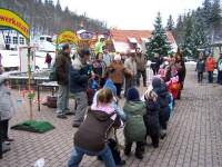Tauziehen zwischen Osterhasen und Kindern an der Spiele-Stra�e