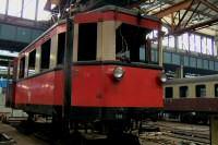 Triebwagen GHE&nbsp;T1 und Reisezugwagen der HSB im Hintergrund