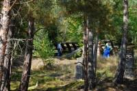 Mitglieder des FKS schauen sich den Schaden an der Hochbahn in Silberh&uuml;tte an.