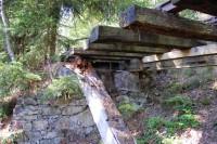 gebrochener Balken unter dem Gleis der Hochbahn in Silberh&uuml;tte (Blick auf westliches Widerlager)