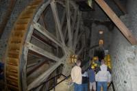Einfahren in die Grube, vorbei am gro&szlig;en Wasserrad