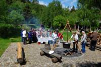 Imbissstand und Feuer mit Kesselgulasch im Waldhof Silberh�tte