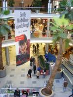 Werbebanner im Atrium des Einkaufszentrums