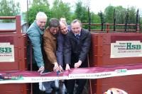 Egbert Thiele, (stv. B&uuml;rgermeister der Stadt Gernrode), Gert Sauer (B&uuml;rgermeister von Bad Suderode), Dr.&nbsp;Eberhard Brecht (B&uuml;rgermeister der Stadt Quedlinburg) sowie Matthias Wagener (Gesch&auml;ftsf&uuml;hrer der HSB) zerschneiden das Band.