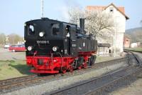 Lok 99&nbsp;5906 f&auml;hrt im Bf&nbsp;Gernrode zur&uuml;ck an den Zug 8964.