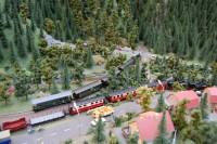 Parallelausfahrt von zwei Dampfz&uuml;gen aus dem Bahnhof Alexisbad