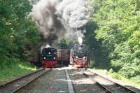 Parallelfahrt von Zug 8952 (nach Quedlinburg) mit Lok 99&nbsp;5906 und Zug 8920 (zum Brocken) mit Lok 99&nbsp;72 bei der Ausfahrt aus dem Bahnhof Eisfelder Talm&uuml;hle am 09.07.&thinsp;2011 (Sa.)