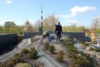 Modellbahner beim &Uuml;berpr&uuml;fen der Modellbahnelektrik im Bahnhof Brocken