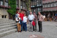 &bdquo;Freunde der Ahrtalbahn&ldquo; w&auml;hrend der F&uuml;hrung durch die UNESCO-Welterbestadt Quedlinburg vor dem Rathaus