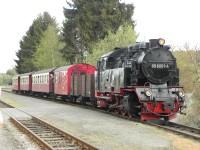 Zug 8964 mit Lok 99&nbsp;6001 wartet auf Gleis&nbsp;5 im Bahnhof Stiege auf Zug 8973.