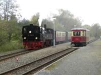 Zugkreuzung zwischen Zug 8952 mit Lok 99&nbsp;5906 ind Zug 89401 (Tw&nbsp;187&nbsp;001) im Bf&nbsp;Stra&szlig;berg