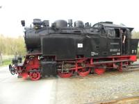 Lok&nbsp;99 6001 am 25.04.2011 im Bahnhof Stiege zum Vergleich