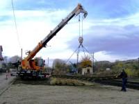 08.11.2012: Mit einem Kran der Sch&auml;fer Kran- und Transportlogistik GmbH & Co.&nbsp;KG aus Halberstadt werden die Weichenteile umgelagert. (1)