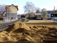 17.11.2012: Ein Gro&szlig;teil der Fl&auml;che ist schon mit der unteren Lage Kies bedeckt. (5)