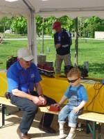 Ein kleiner &bdquo;Eisenbahner&ldquo; bedient den Fahrregler der Gartenbahnanlage.