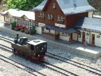 Das Gartenbahnmodell der Lok 99&nbsp;5901 f&auml;hrt durch den Nachbau des Bahnhofs Drei&nbsp;Annen Hohne im Miniaturenpark &bdquo;Kleiner Harz&ldquo; in Wernigerode