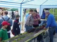 intensive Diskussion &uuml;ber das auf der Modellbahnanlage demonstrierte Verladung von G&uuml;terwagen auf den Rollwagen