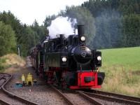 Einfahrt des Planzuges N&nbsp;8964 (Eisfelder Talm&uuml;hle &ndash; Quedlinburg) der HSB mit Vorspannlok Lok Nr. 105 (Museumsbahn Blony &ndash; Champy / Schweiz) und Lok 99&nbsp;6001 der HSB in den Bahnhof Stiege (12.08.2012)
