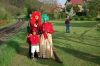 Mitglieder des FKS hatten sich als Teufel und Hexen verkleidet. Erster Fotohalt des D&auml;monen-Express an der Osterallee in Gernrode