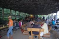 G&auml;ste am Grillabend unter dem Scheunendach im Waldhof Silberh&uuml;tte (1)