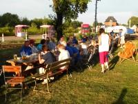 Mitglieder des FKS und G&auml;ste nach dem Bahnhofsfest abends beim Grillen (2)