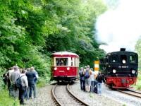 Parallelausfahrt des Sonderzug mit Triebwagen  187&nbsp;001 und des Sonderzugs mit Lok 99&nbsp;5906 aus dem Bahnhof Eisfelder Talm&uuml;hle (2)