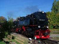 Lok&nbsp;99&nbsp;7240 trifft am Mittag des 28.09.2013 aus Richtung Quedlinburg im Bahnhof Gernrode ein. Am Haken hat sie den liegengebliebenen Zug 8951 mit Malletlok&nbsp;99&nbsp;5906.