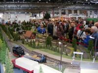 Messebesucher an der Gartenbahnanlage &bdquo;Alexisrode&ldquo; der Modellbahngruppe des FKS (1)