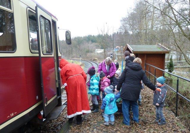 Am Haltepunkt Stra&szlig;berg-Glasebach steigt die Reisegruppe der Kindertagesst&auml;&auml;te in den Triebwagen. (1)