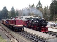 Im Bahnhof Schierke wird der Sonderzug vom Regelzug 8920 mit Lok&nbsp;99&nbsp;7235 &uuml;berholt.