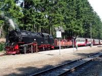 Sonderzug Gernrode &ndash; Brocken mit Lok&nbsp;99&nbsp;7243 und &bdquo;Schienen-Cabrio&ldquo; w&auml;hrend des Aufenhalts im Bahnhof Drei&nbsp;Annen Hohne