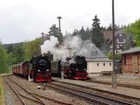 Der Sonderzug Nordhausen Nord &ndash; Wernigerode wird im Bahnhof Elend vom Planzug 8904 Nordhausen Nord &ndash; Wernigerode mit Lok&nbsp;99&nbsp;7245 &uuml;berholt.