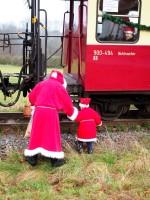An der Osterallee in Gernrode steigen die Nikol&auml;use in den Sonderzug. (1)