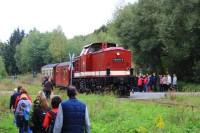 Eine seltene Begegnung: Ein planm&auml;&szlig;iger Zug mit Diesellok als Ersatz f&uuml;r den Triebwagen