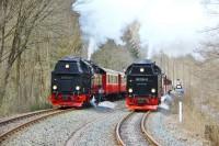 Foto-Parallelausfahrt der beiden Sonderz&uuml;ge aus dem Bf Eisfelder Talm&uuml;hle (18.04.2015)