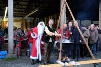 Veran&shy;stal&shy;&shy;tungs&shy;&shy;teil&shy;nehmer, Weih&shy;nachts&shy;mann und Ver&shy;eins&shy;vor&shy;sitzen&shy;der Steffen Rienecker am Gl&uuml;h&shy;wein&shy;kessel (2)