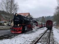 Lok&nbsp;99&nbsp;7239 mit Sonderzug beim Wassernehmen im Bahnhof Alexisbad