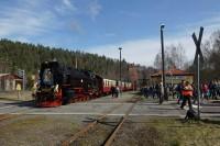 Der Sonderzug hat den Bahnhof Silberh&uuml;tte erreicht. Der Osterhase bringt die Fahrg&auml;ste auf den nahe gelegenen Waldhof.