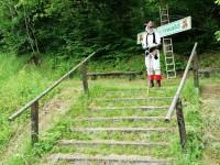 Der Gestiefelte Kater erwartet am Halte&shy;punkt M&auml;rchen&shy;wald die Wander&shy;gruppe der Kinder und Erwachsenen.